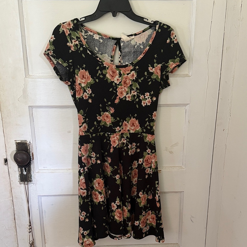 Chic Floral Mini Dress in Black and Pink